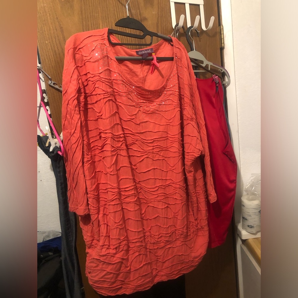 Unique Gloria Vanderbilt Coral Top- 155A $30 or $25 w/offer